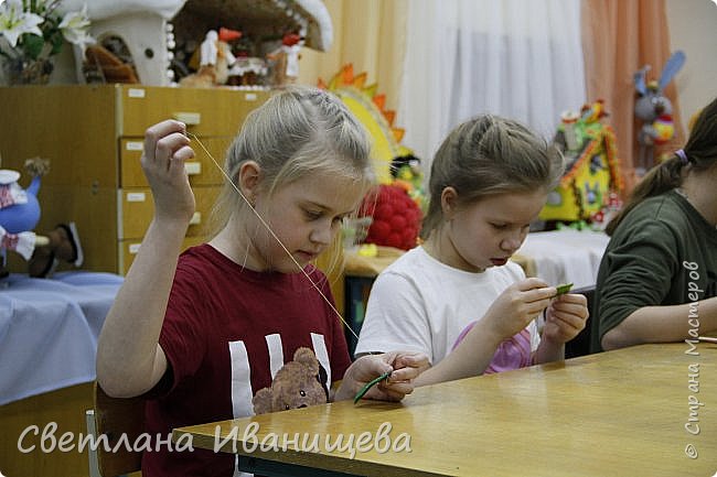 Ангелина с Аней трудятся над берёзовой рощей. (фото 6)