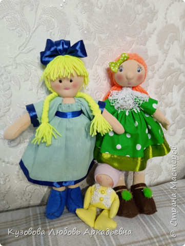 Рождение куклы
Тряпьё, да иголка, да ниток катушка.
В умелых руках оживает игрушка.
Влагает в неё непонятною властью
Частицу души своей кукольный мастер...
...Бывает довольно кусочка рогожки
Чтоб вылепить тело, и ручки, и ножки.
Вот труд завершен, старых ножниц щелчок –
И мир изучает пытливый зрачок.
Живёт человечек! И сквозь бесконечность
Глядит на него седовласая вечность.
Алёна Рычкова-Закаблуковская (фото 1)