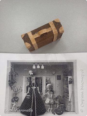 Увлеклись приклеиванием кожи к основе. Вот такой получился чемоданчик. Похож на чемодан советских времен. (фото 12)