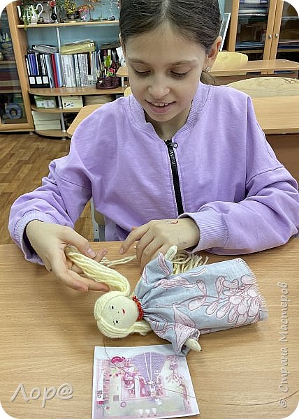 Сплела косички. На шею из бисера сплела ожерелье. (фото 8)