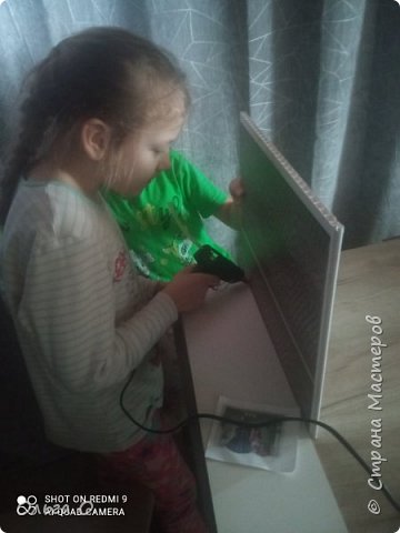 Для строительства дома девочки использовали пластиковые панели. (фото 3)