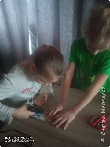 Девочки работают дружно, помогая друг другу. (фото 4)