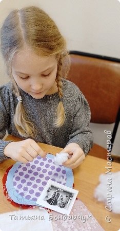 Все девочки хотели поучаствовать в конкурсе и очень старались.
У Ульяны куколка получилась почти сразу и практически без моей помощи. (фото 2)