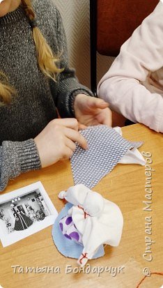 Такой неяркий платочек Ульяна тоже сама выбрала. (фото 5)