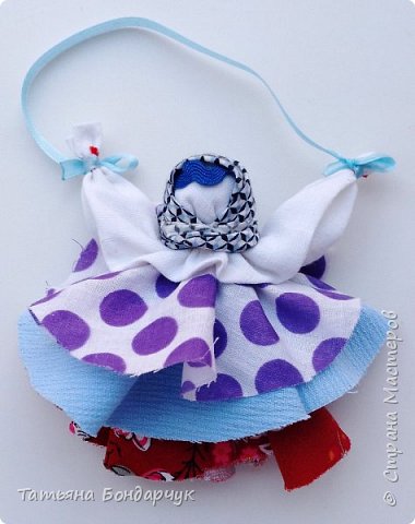 Вот такая задорная и веселая куколка получилась еще у одной моей ученицы Кельберт Ульяны.
 (фото 1)