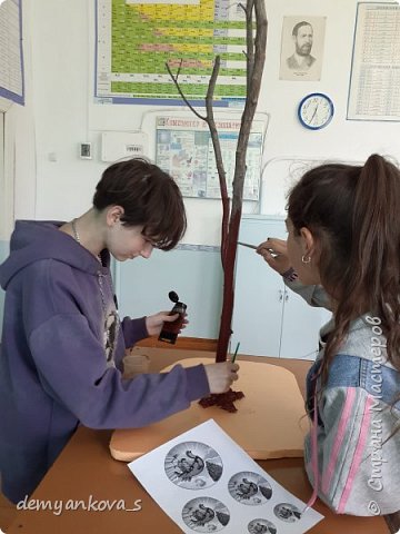установила ее на основу из пенопласта. Корни девочки сделали из фольги, раскрасили поярче. (фото 3)