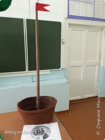 Мачту сделали из древесины, флаг- из фетра. Так как в углубления света попадает меньше, внутреннюю часть корабля девочки выполнили из более темного фетра. Углубления между фетровыми "досками" затонировали черным фломастером. (фото 14)