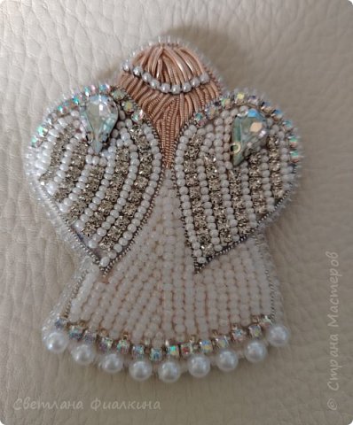 Здравствуйте дорогие жители Страны Мастеров! 
Говорят, когда рождается человек, на небе зажигается новая звезда.  Думаю, что это мы видим свет своей судьбы, которую несет в руках наш ангел-хранитель. Вся наша жизнь подобна свече: начинается она с искорки рождения, разгорается и горит до тех пор, пока не закончится фитиль. У кого-то фитиль длинный, у кого-то короткий. У кого-то свеча горит ярко-
ярко,освещая путь и другим...
И у каждого есть ангел-хранитель.
 
Осторожно по небу ангел ступает.
На носочках, на цыпочках тихо идет.
И в руках своих детских, но надежных и крепких
Он свечу твоей жизни аккуратно несет.
Если рядышком ангел - с тобой ничего не случится,
Будет свечка гореть, освещая твой жизненный путь.
Если счастлив ты, весел, здоров и удачлив,
Добрым словом его не забудь упомянуть...
Не умею я ещё писать стихи и не всем это дано... Затронули душу стихи двух Мастеров. Написала такие замечательные стихи Немченко Антонина Сергеевна.  (фото 1)