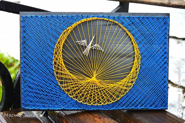 Приветствую всех участников конкурса и представляю свое небольшое панно.В этой работе через простые, но выразительные средства — нити, гвозди и дерево — воплощено стремление души к свету, свободе и внутреннему полёту.
 (фото 1)