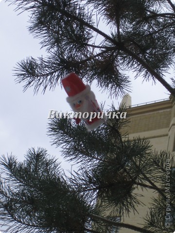 Дед Мороз.
Стаканчик из-под йогурта, немного ваты и самоклейки. (фото 10)