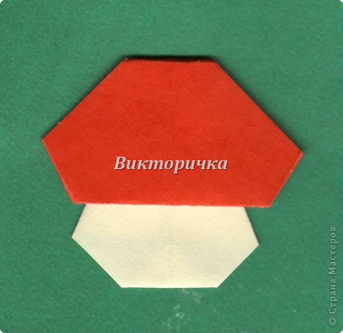 Согните общую верхушку назад - ГРИБ готов. Сделайте ещё один подобный. Вы можете сделать грибочки и по другому принципу, а также, заменить грибы на яблочко или веточку с ягодками. Фантазируйте! И ВАШ ёжик будет исключительным и ни на кого не похожим. (фото 23)