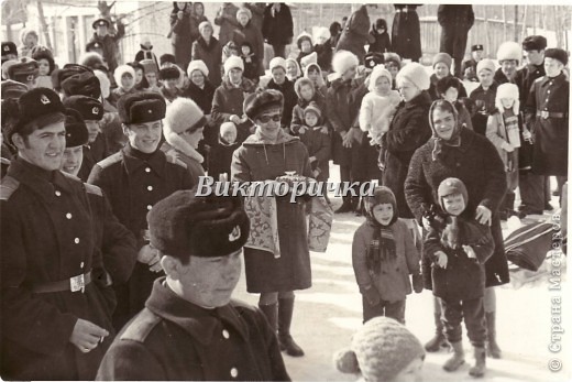 Посмотрите, сколько ребятишек гуляло и принимало участие в играх - мы устраивали забеги на лыжах, выступали на катке, играли в снежки, а потом бежали к рядам, где торговали испечёнными ещё в ШЕСТЬ утра блинами ( я тоже принимала участие в этом действе!), сахарными петушками, пирожками и чаем из настоящих самоваров!!!
Было здорово! А ближе к вечеру, когда начинало темнеть - собирались возле огромного чучула ЗИМЫ, поджигали его и смотрели на высокие языки пламени... (фото 15)