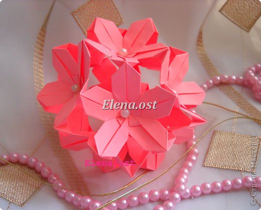 Poinsettia Floral Ball из книги Mukerji M.-Marvelous modular origami
Кусудаму  делать легко и быстро. Для кусудамы необходимо сделать 30 модулей. Размер прямоугольника 7х3.5 см.  Эту кусудаму делала из бумаги для принтера.
Как сделать модуль можно посмотреть здесь http://tw.myblog.yahoo.com/eaglesuker/article?mid=2959&prev=3032&next=2926&l=a&fid=130 (фото 1)