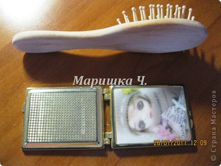 С помощью наждачной бумаги зашкурила расческу и зеркальце (фото 2)
