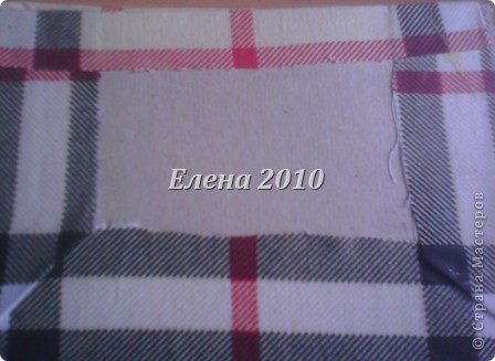 Делаем подложку из картона вырезаем  прямоугольник 17см*12см. Оклееваем его тканью 20см* 15см. (фото 31)