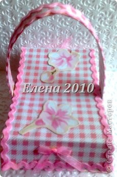 Вот эту корзинку я нашла здесь: http://egenblogg-rantho.blogspot.com/2010/06/tutorial-picknic-box.html Взяла все размеры и оклеела детали тканью.  (фото 44)