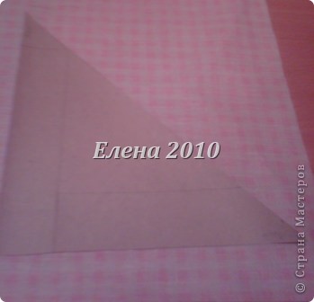 Наклееваем на неё один из треугольников. На  подгиб оставляем около 1.5 см. Отрезаем лишние.  (фото 6)