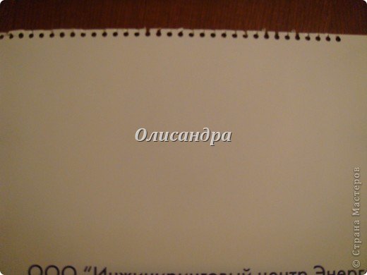 В общем, хочу поделиться "творческими муками" и посоветоваться...
Не знаю, выдержу я или нет, но, пока, решила для себя, что буду делать открытки только из того, что есть дома..., т.е. из бросового материала... Красивые бумажки- это, конечно, хорошо, но хочется немного помучиться... (фото 2)