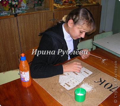 В данной работе дом выкладывается пшеном. Нижняя часть, берег, выполняется в технике "мокрая" ткань. Линию между домом и тканью маскируем смесью камешков и клея ПВА. Пока смесь сохнет, в неё можно вставлять всякие мелкие коряжки, камешки размером побольше, мелкие цветочки, листочки, веточки... Всё высохнет и зафиксируется. (фото 18)