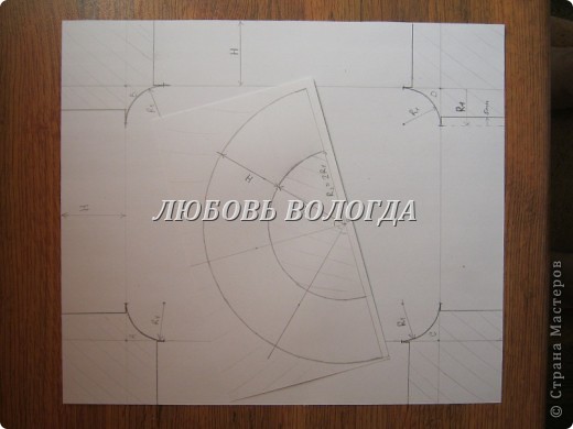 чертим прямоугольник ABCD по размеру дна будущего подноса. Со всех сторон прибавляем высоту бортиков Н. Определяемся с радиусом R1 закруглений углов и чертим их циркулем по всем четырем углам. на сторонах так же отмечаем радиусы, прибавляем по 5 мм для приклеивания. и вырезаем те места, что на рисунке заштрихованы.
На отдельном листе чертим полукруг радиусом R2=2 R1, и радиусом R2+H. С помощью транспортира или угольника делим полугруг на четыре равные части (угол 45 гр),  (фото 2)