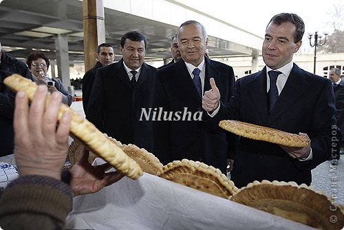 А это сам Медведев в Самаркандском базаре оценивает лепешку:))) (фото 19)