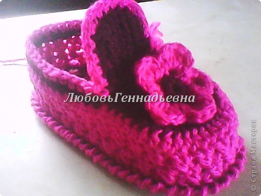Обвязываем, делаем сразу язычок на неровном крае мыска . Язычок - ст/сн, 4 ст/2н, ст/сн. И сново обвязать. (фото 10)