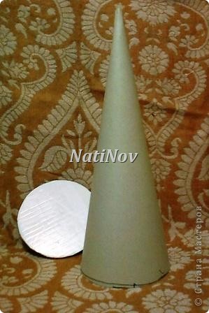 Конус я склеила двух сторонним скотчем, он потом нам пригодиться. (фото 3)