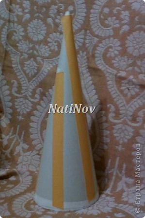 Готовый каркас будущей елки обклеила двух сторонним скотчем. (фото 5)