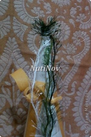 Начинаем обматывать нашу елочку нитками, с верхушки заготовки, сразу тремя цветами по кругу. (фото 7)
