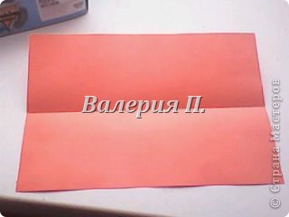 Берём лист красной бумаги сгинаем пополам (сердечко получится большим) разрезаем по линие сгиба. (фото 1)