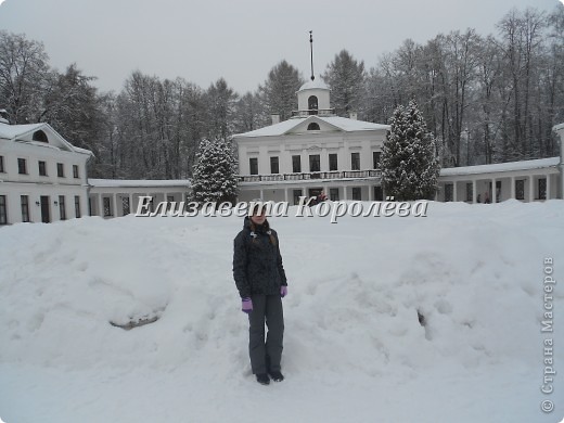 А вот и я на фоне главного здания. (фото 6)