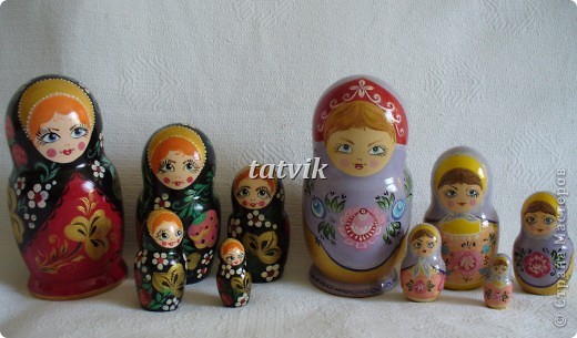 Очень давно расписала этих матрёшек и вот решилась выставить.

На полке куколка стоит,
Она скучает и грустит.
Но в руки ты её возьмёшь
И в ней ещё одну найдёшь.
А в той ещё... И вот уж в ряд
Пять милых куколок стоят.
Хоть роста разного, но всё же
Все удивительно похожи.
В нарядных сарафанах пёстрых
Румяные матрёшки-сёстры.
Была одна, а стало пять,
Им больше некогда скучать!
А наиграются подружки,
И снова спрячутся друг в дружке.
Н. Радченко

 (фото 1)
