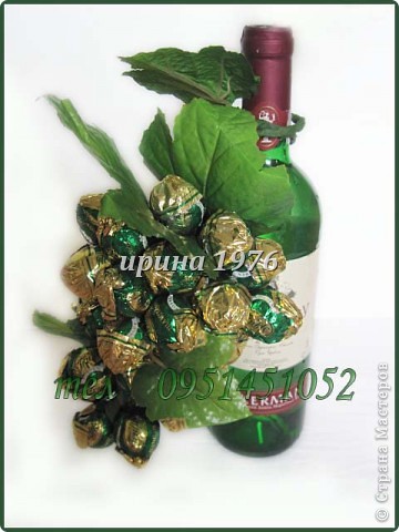 Моя первая гроздь. Делала по МК с форума. На нее ушло 500 гр конфет. Одно так и не поняла. Как девочки ее вешают на бутылку? Моя постоянно падает.