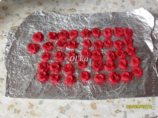 Открыла для себя новую пластику - Sculpey. Богатая цветовая палитра. В руках держать приятно и лепить одно удовольствие. Цена -что-то среднее между Фимо и Сонет.
Эти розочки сделаны из 1/4 упаковки. (фото 9)