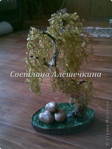 Мы с мамой делаем деревья из бисера , уже сделали 5, но это не предел)Решили показать всем наши поделки))) (фото 1)