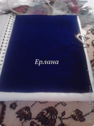 дальше чтобы закрыть все "косяки"  на задней обложке, сверху приклеиваем материал (у меня искусств. бархат), да и не забудем про петельку.  (фото 12)
