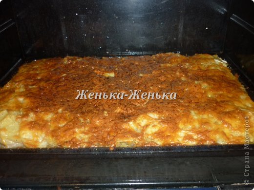 Запеканка со свининой, картофелем, луком и сыром! Я делала совсем лениво слоями выкладывала, 1слой-кусочки(пластины) отбивного мяса (можно заменить на фарш не менее вкусно), посолить и поперчить;2-лук кольцами; 3-морковочка на тёрке; 4-картофель пластинками; 5-сыр на тёрке и усё! Ставим в духовку и запекаем, время не скажу, не по рецепту делаю, на глаз!!! как запахло в воздухе вкусно, открываю, тычу ножом, мягко, вынимаю, и нямкаем! (фото 5)