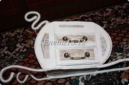 Окантовку делаем с помощью жгута(капронового).Ставим ручки на ящички. (фото 39)