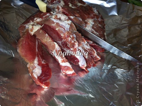 Мясо лучше брать немного размороженное, чтобы порционные куски получились ровные и тоненькие.
Надрезаем мясо на порции. Должен получиться "мясной веер". (фото 2)