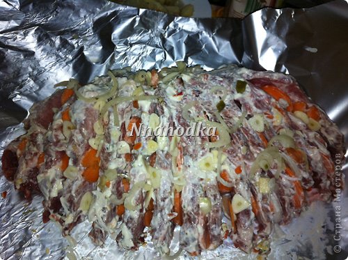 Благодаря веерному разделению мяса на небольшие порции, готовый продукт получается пропеченным, удобным для сервировки, и, конечно же, вкусным и полезным!
Ингредиенты:
1. Свиная шея.
2. Специи.
3. Майонез.
4. Овощи: лук, чеснок, морковь. Для особого случая и придания сладости мясу добавляю курагу, чернослив и натертый корень имбиря.
5. Оливковое масло. Лимон. Зелень.
Фольга для выпечки. (фото 1)