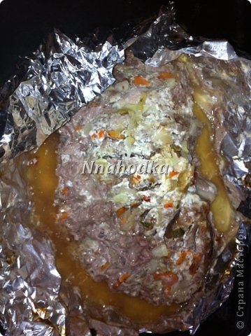 Мясо сбрызгиваем оливковым маслом и отправляем в разогретый духовой шкаф.
Через час открываем фольгу, чтобы зарумянилась верхушка мяса. Оставляем еще на полчаса до готовности.
Всего запекаем 1,5-2 часа. (фото 6)
