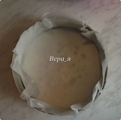 Разъемную форму (у меня диаметром 24см.) выстилаем бумагой для выпечки.. (если хотите - для подстраховки - смажьте маслом).. (фото 17)