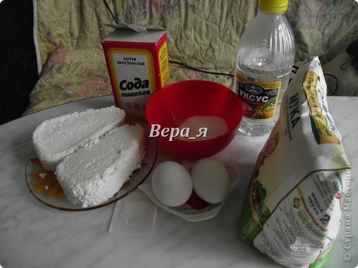 Для приготовления пончиков нам понадобится:
1. творог - 200гр. (сухой)
2. яйцо - 1 шт.
3. сахар - 50гр.
4. сода (гашеная) - 0,5 ч.л.
5. мука - 150гр.
6. ванилин
Ну, как? Приготовим?
Я делала двойную порцию.. съели все и сразу.. :-)) (фото 2)