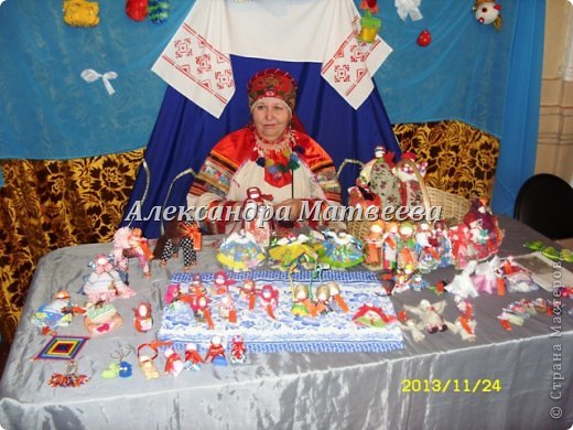 Мастерица Короткова Ольга Васильевна. Традиционно славянская кукла. Ольга Васильевна была самой нарядной на этом празднике! Поэтому заняла почетное место под вывеской))) Ее куклы, сделанные с душой, теплотой и любовью являются обереговыми и несут каждая в себе свое назначение.  (фото 2)