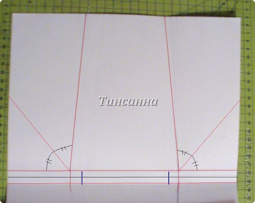 Удобнее согнуть заготовку по середине донышка(черная горизонтальная линия). Длину передней стенки  у донышка следует взять побольше, чем длина шоколадки, т.к. кверху будет сужение. Боковые стороны сгибаем с наклоном (красные вертикальные линии). После этого наметить сгибы по краю донышка (красные горизонтальные линии внизу). Таким способом передняя и задняя стенка сумочки будут  одинаковой ширины. (фото 20)