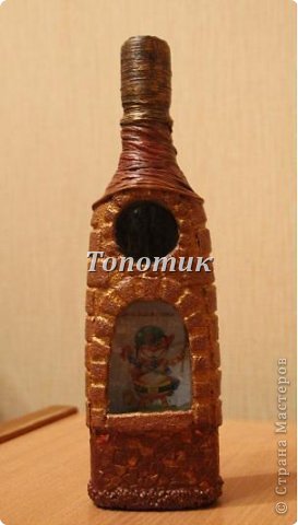 Это сказочная бутылочка Замок по мотивам Бутылки-крепости от Катюся https://podjem-tal.ru/node/153839?c=favorite
Было очень интересно ее делать.. Клеить кирпичики, крышу из чулка))) (фото 6)