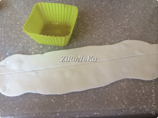 Для работы нам понадобятся: куриное яйцо, форма силиконовая для кекса, салфетки белые, гуашь (цвет по Вашему вкусу),ножницы, клей ПВА, клей на поливинилацетате, крахмал картофельный, герметик силиконовый, цветы и листья на Ваше усмотрение. Делаем смесь: 1 часть крахмала и 0.5 части клея на поливинилацетате. Чистые руки смазываете подсолнечным маслом рафинированным и начинаем уже работать со смесью. Раскатываем. Я брала формочку силиконовую для кекса. Смазала подсолнечным маслом. (фото 2)