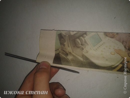 берем одну полоску и на угол под прямым углом ложим спицу начинаем накручивать (фото 4)