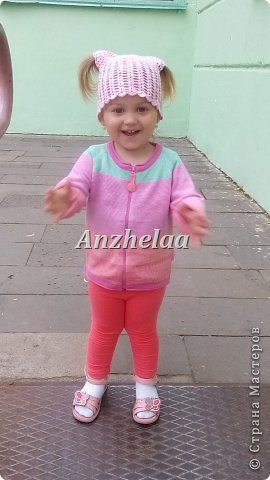 Незаменимая вещь получилась. С обычной шапочкой не знаешь куда деть волосы, если распустить, будет жарко, а если снять придется, то еще и не красиво, а если на хвостики одеть, то они торчат не красиво. А в этой шапочке все замечательно........)))))))))))))))))) (фото 9)