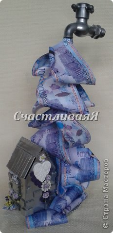 У домика открывается крыша и внутрь можно положить небольшой подарок или насыпать конфет. (фото 2)